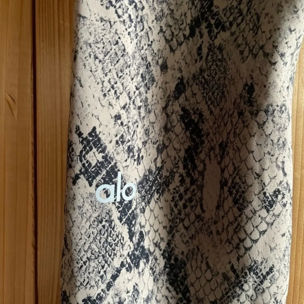 Alo yoga High-Waist Snakeskin Vapor Legging in gravel S